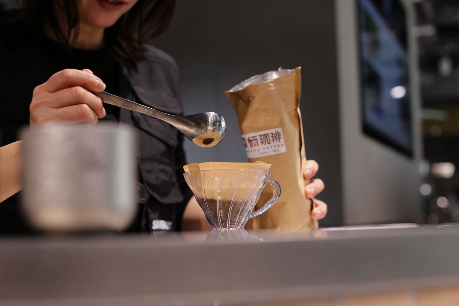 計量スプーンでコーヒー豆をすくっているところ
